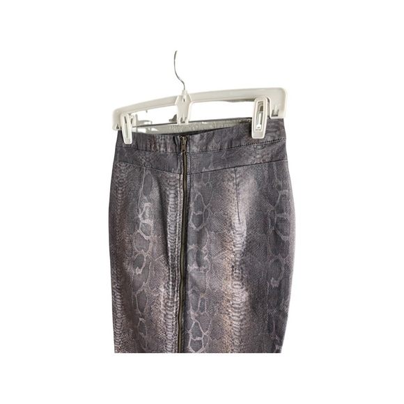 Maggie double back zip gray reptile print with two pockets size 4 Pencil skirt. - Picture 3 of 9